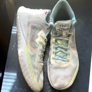 KYRIE FLYTRAP 5 EP “1 WORLD 1 PEOPLE”